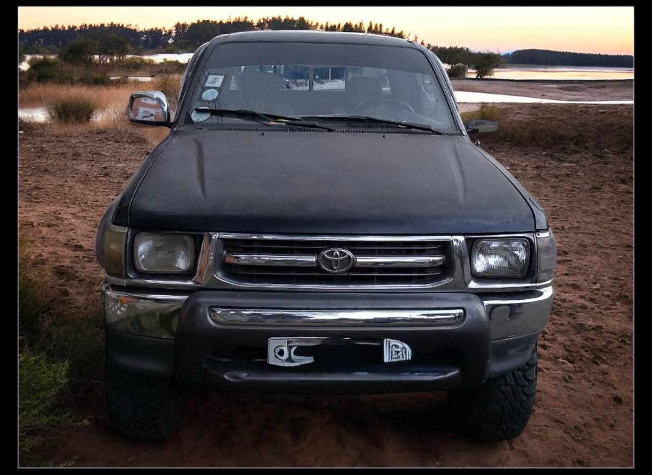 2000 Toyota Hilux Extra Cab Pickup