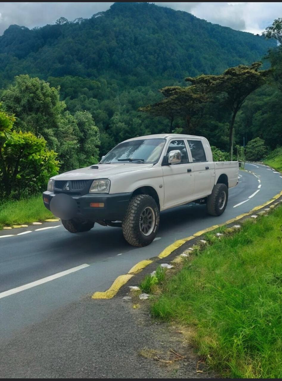 2003 Mitsubishi L200 Triton Double Cab Pickup Truck in excellent condition