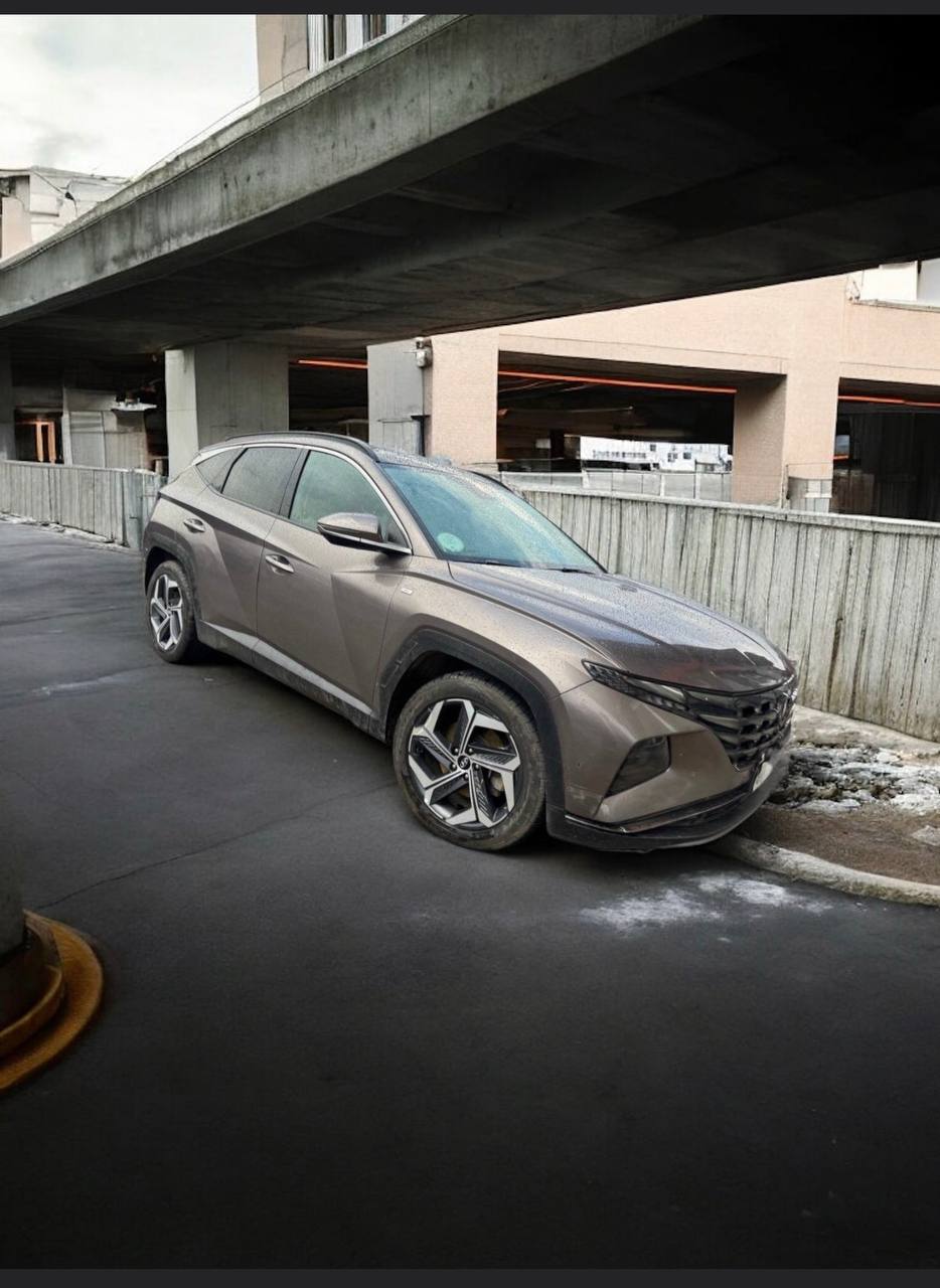 2021 Hyundai Tucson NX4 in excellent condition parked in a scenic outdoor location.