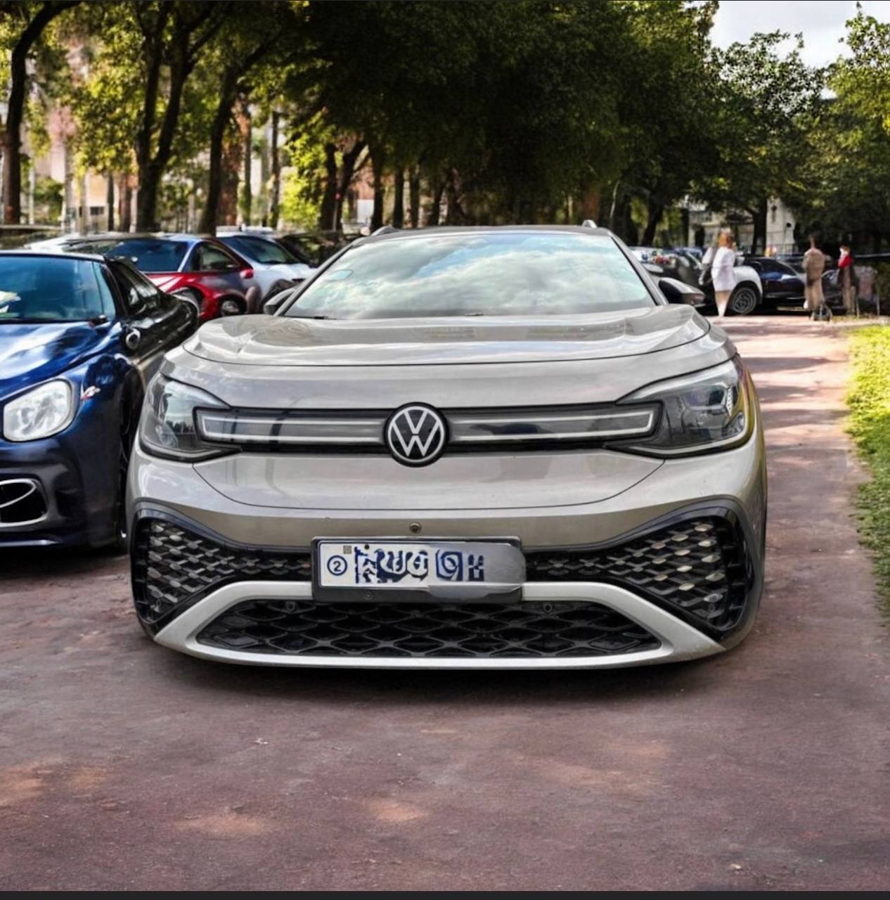 2022 Volkswagen ID.6 CROZZ EV SUV exterior in pristine condition, showcasing its spacious design and modern aesthetics.