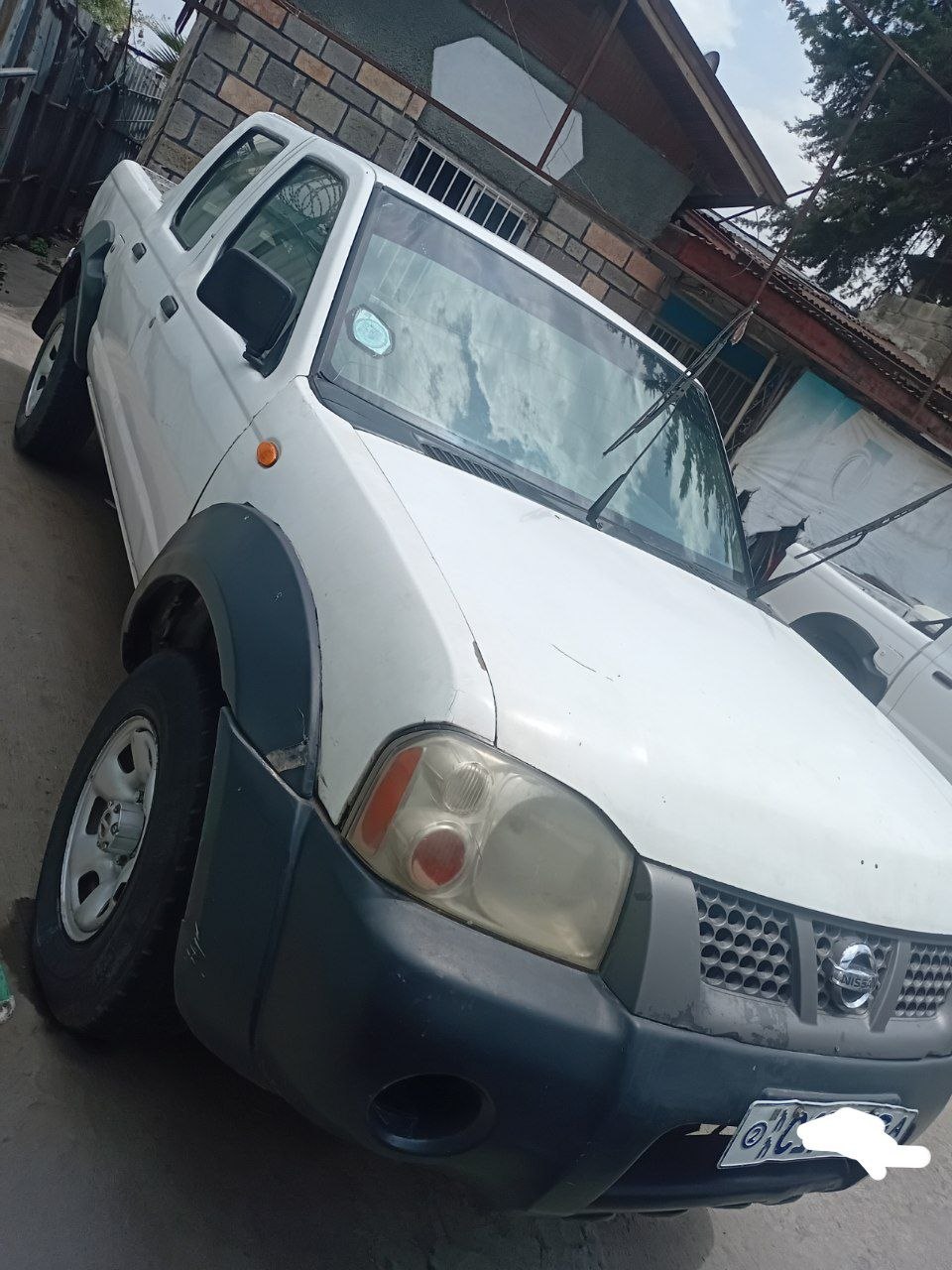NISSAN 4 DOORS